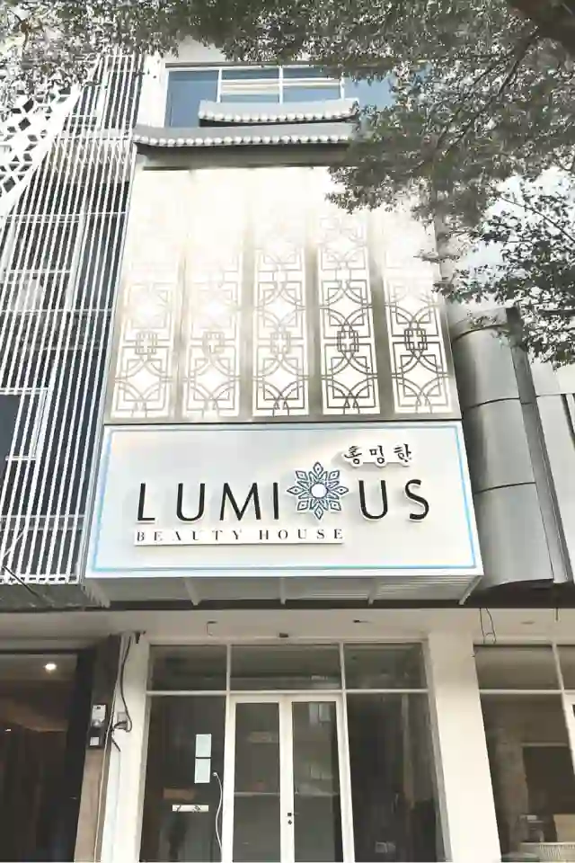 Tampak depan gedung Lumious PIK, dengan papan nama Lumious Beauty House dan pintu masuk klinik